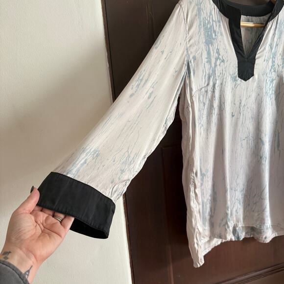 CITRON | Gray and Black Silk Tie Dye Watercolor Split Neck Tunic Top | Medium - Picture 4 of 6